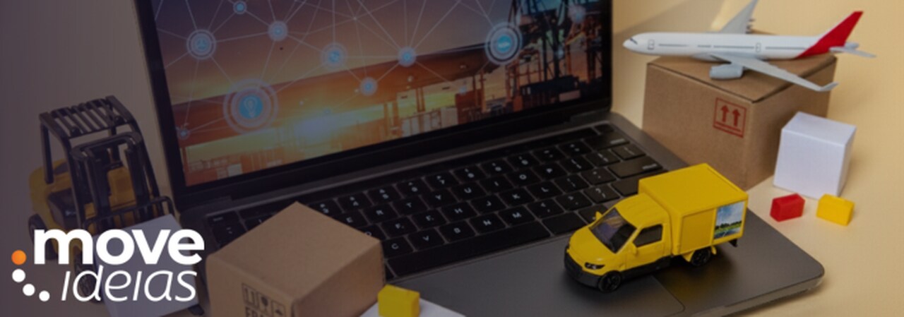 Laptop aberto com tela exibindo um mapa digital conectado por ícones de rede, cercado por miniaturas de caminhão de entrega, avião, empilhadeira e caixas, representando rastreamento e gestão de entregas em tempo real.