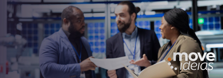 Equipe analisando processos de Control Tower logística em operação integrada